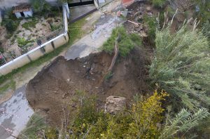 Άγιος Δημήτριος: Άνοιξε «κρατήρας» πέντε μέτρων από την κακοκαιρία (εικόνες)