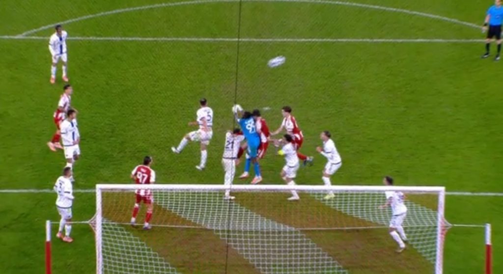 Ο Ευαγγέλου δεν έδωσε πέναλτι στον Ολυμπιακό – «Έκλεισε» τα μάτια στο χτύπημα του Ραμίρες στον Μπιανκόν (vid)