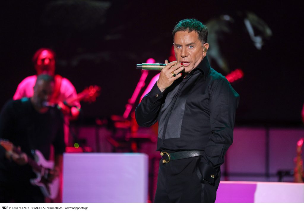 Γιώργος Μαζωνάκης: «Χρόνια πολλά και καλά!» – Βγήκε έξω από το μαγαζί και χαιρέτησε τον κόσμο