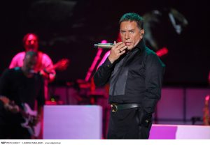 Γιώργος Μαζωνάκης: «Χρόνια πολλά και καλά!» – Βγήκε έξω από το μαγαζί και χαιρέτησε τον κόσμο