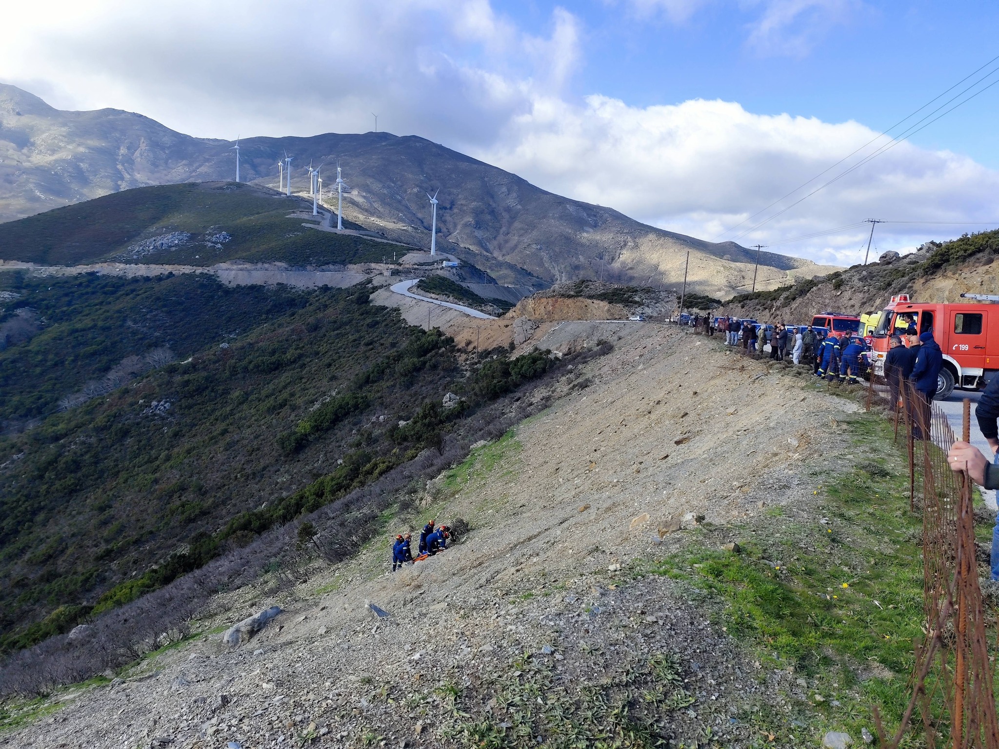 &Tau;&rho;&alpha;&gamma;&omega;&delta;ί&alpha; &sigma;&tau;&alpha; &Chi;&alpha;&nu;&iota;ά: 60&chi;&rho;&omicron;&nu;&omicron;&sigmaf; &sigma;&kappa;&omicron;&tau;ώ&theta;&eta;&kappa;&epsilon; &sigma;&epsilon; &tau;&rho;&omicron;&chi;&alpha;ί&omicron; &kappa;&alpha;&iota; &epsilon;&nu;&tau;&omicron;&pi;ί&sigma;&tau;&eta;&kappa;&epsilon; &mu;&epsilon;&tau;ά &alpha;&pi;ό ώ&rho;&epsilon;&sigmaf; &ndash; Ή&tau;&alpha;&nu; &pi;&alpha;&tau;έ&rho;&alpha;&sigmaf; 3 &pi;&alpha;&iota;&delta;&iota;ώ&nu;