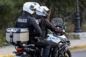 Διακινητής ναρκωτικών πέταξε από το μπαλκόνι σακίδιο με κάνναβη πριν συλληφθεί