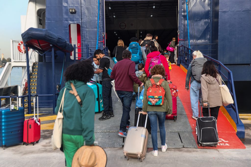 Χριστούγεννα: Έκπτωση έως 50% σε ακτοπλοϊκά και αεροπορικά εισιτήρια για αναπληρωτές εκπαιδευτικούς