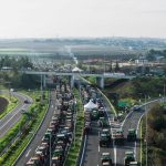 Αγρότες: «Χωρίς εμάς θα πεινάσετε» – Ενισχύουν τα μπλόκα κόβοντας τη χώρα στη μέση