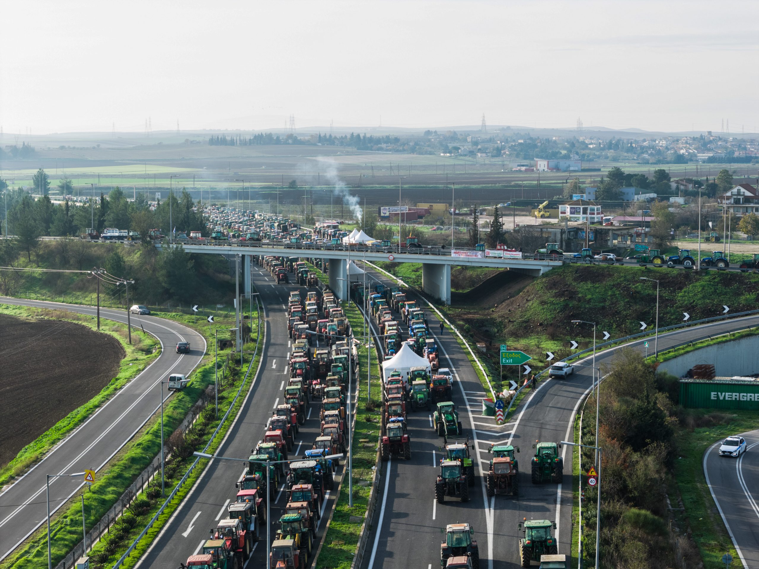 Γιγαντώνονται οι κινητοποιήσεις των αγροτών - Πάνω από 5000 τρακτέρ σε δεκάδες μπλόκα, παραλύουν οι οδικές αρτηρίες