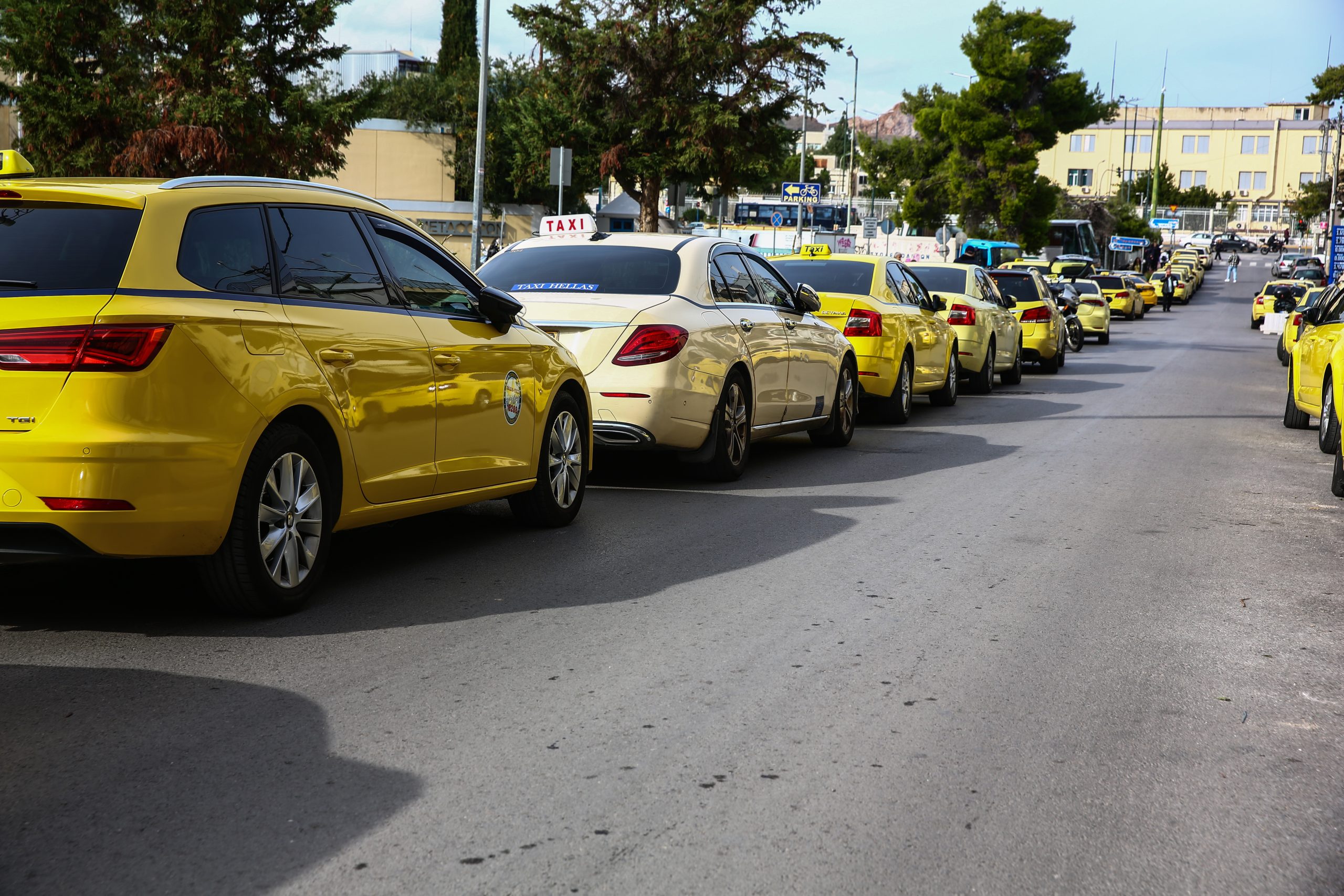 Απεργία ταξί: Έκτακτη μοτοπορεία προς τη Βουλή - Κυκλοφοριακό κομφούζιο