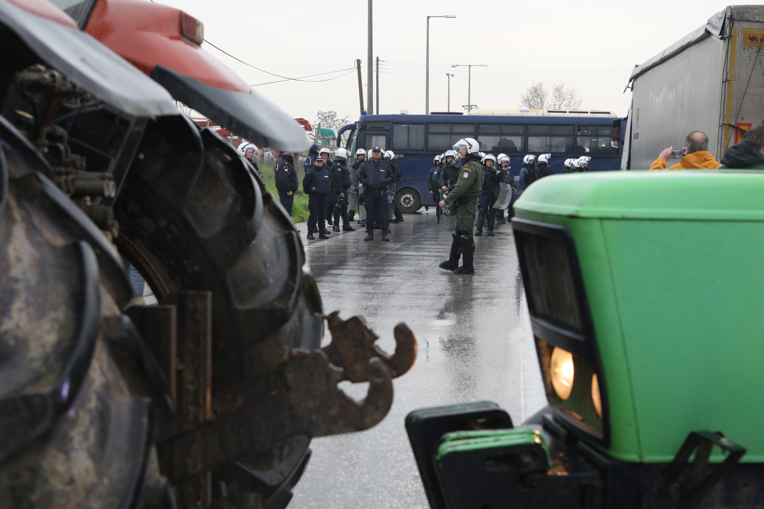 Σέρρες: Οι αγρότες έσπασαν το μπλόκο της αστυνομίας και κατευθύνονται στο τελωνείο Προμαχώνα