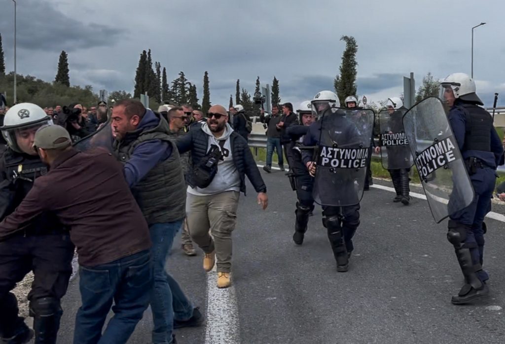 Οι αγρότες σκληραίνουν τη στάση τους: Έσπασαν το μπλόκο της ΕΛΑΣ και κατευθύνονται προς το τελωνείο Προμαχώνα