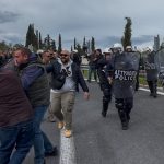 Οι αγρότες σκληραίνουν τη στάση τους: Έσπασαν το μπλόκο της ΕΛΑΣ και κατευθύνονται προς το τελωνείο Προμαχώνα