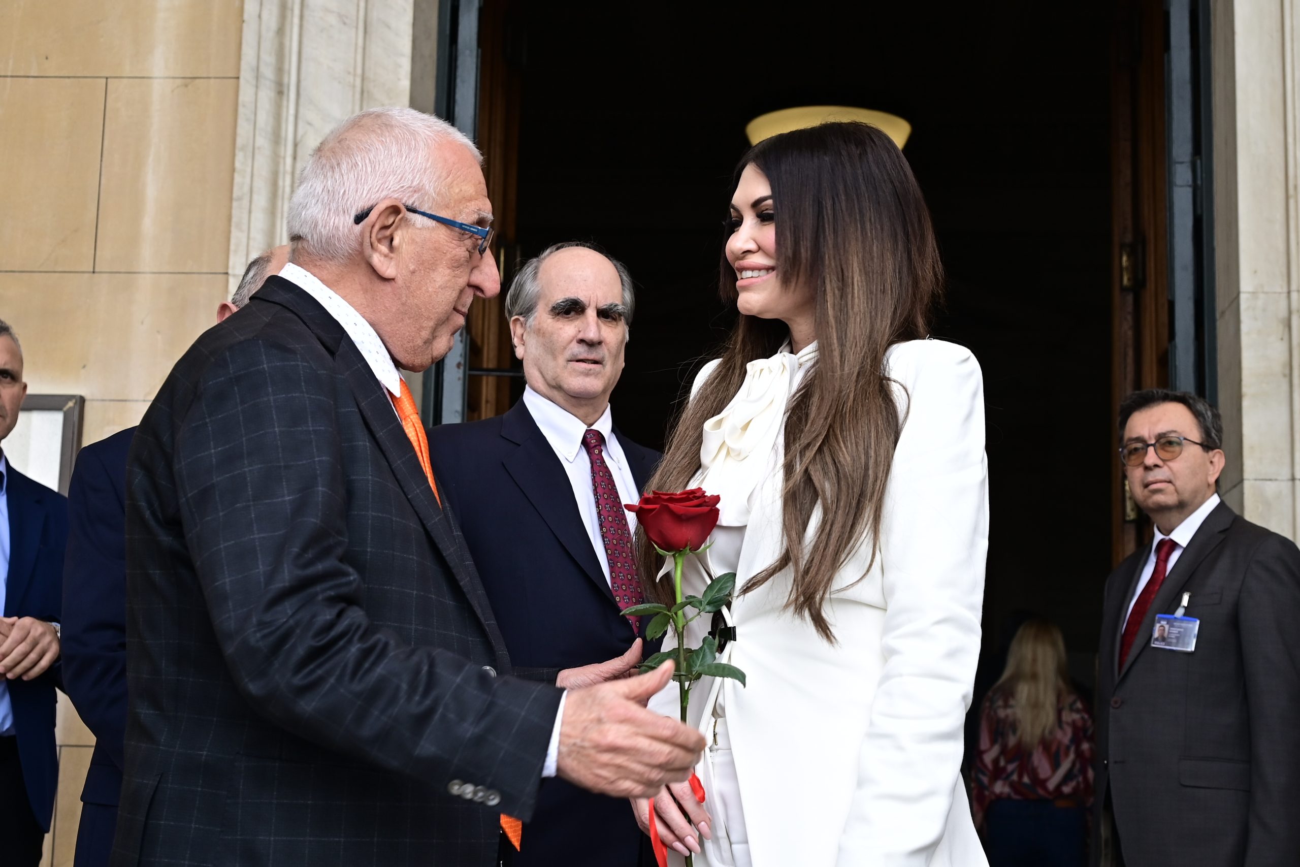 Στη Βουλή η Κίμπερλι Γκίλφοϊλ - Με κόκκινο τριαντάφυλλο την υποδέχθηκε ο Νικήτας Κακλαμάνης