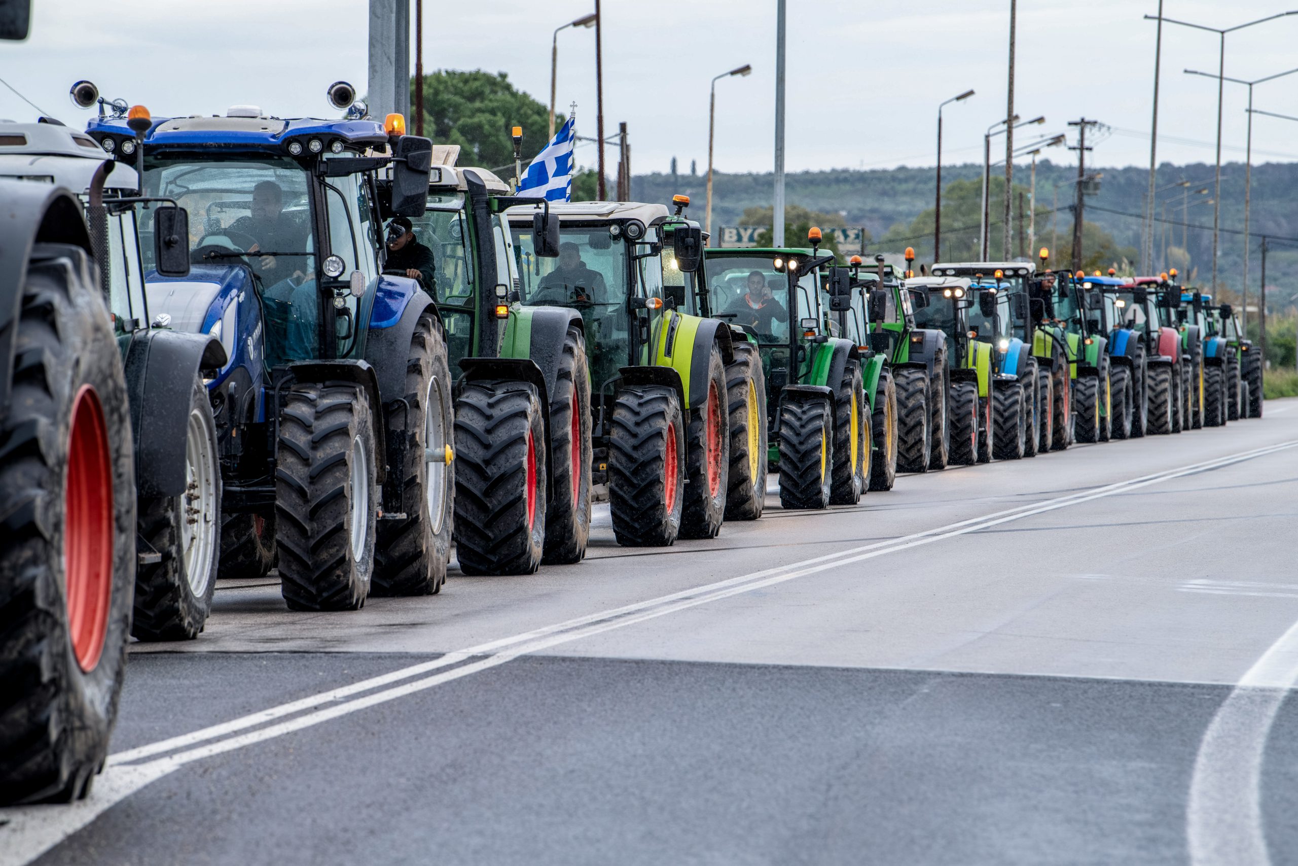 Αμετακίνητοι οι αγρότες: Εξαπλώνεται το κύμα των κινητοποιήσεων - Σχεδιάζουν μπλόκα μέχρι τις γιορτές