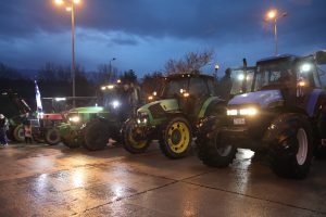 Αγρότες: Κλιμακώνονται οι κινητοποιήσεις παρά την κακοκαιρία – Πού υπάρχουν μπλόκα