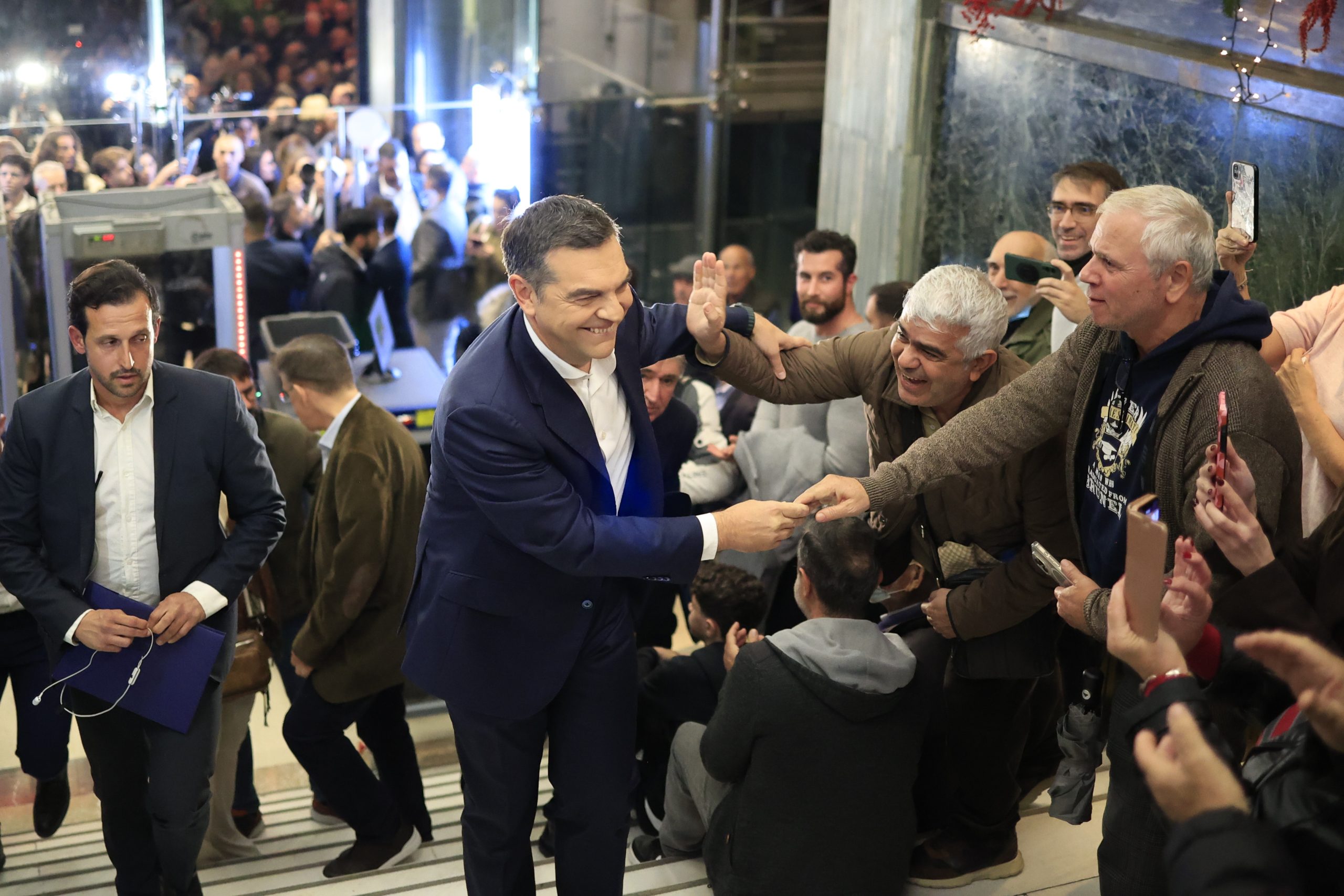 Η άφιξη του Αλέξη Τσίπρα στο «Παλλάς» - «Αλέξη μπροστά να φύγει η δεξιά»