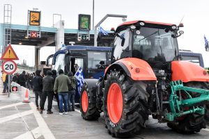 «Χριστούγεννα και Πάσχα εδώ θα είμαστε»: Κλιμακώνονται οι αγροτικές κινητοποιήσεις – Πού αναμένονται νέα μπλόκα