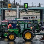 Χιλιάδες τρακτέρ στους δρόμους – Σκληραίνουν τη στάση τους αγρότες και κτηνοτρόφοι