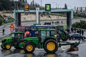 Χιλιάδες τρακτέρ στους δρόμους – Σκληραίνουν τη στάση τους αγρότες και κτηνοτρόφοι