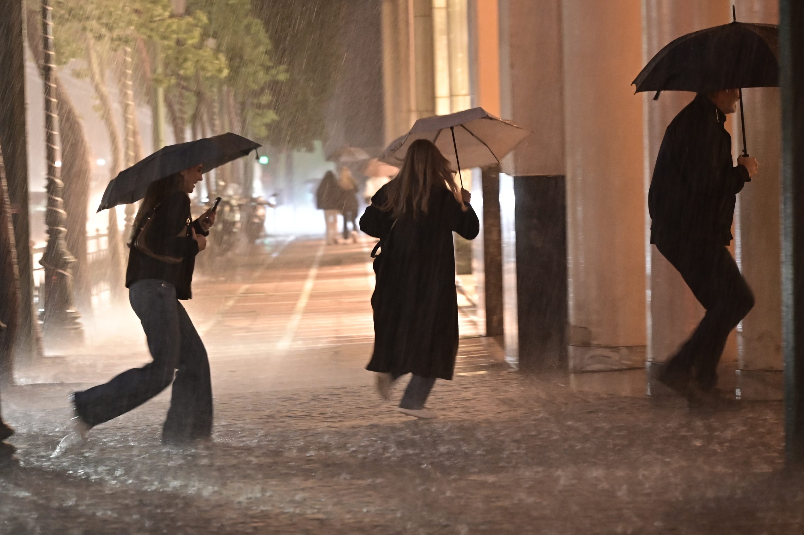 Η κακοκαιρία Byron σαρώνει τη χώρα: «Δυστυχώς, είμαστε ακόμα στην αρχή» - Πώς θα κινηθούν τα φαινόμενα