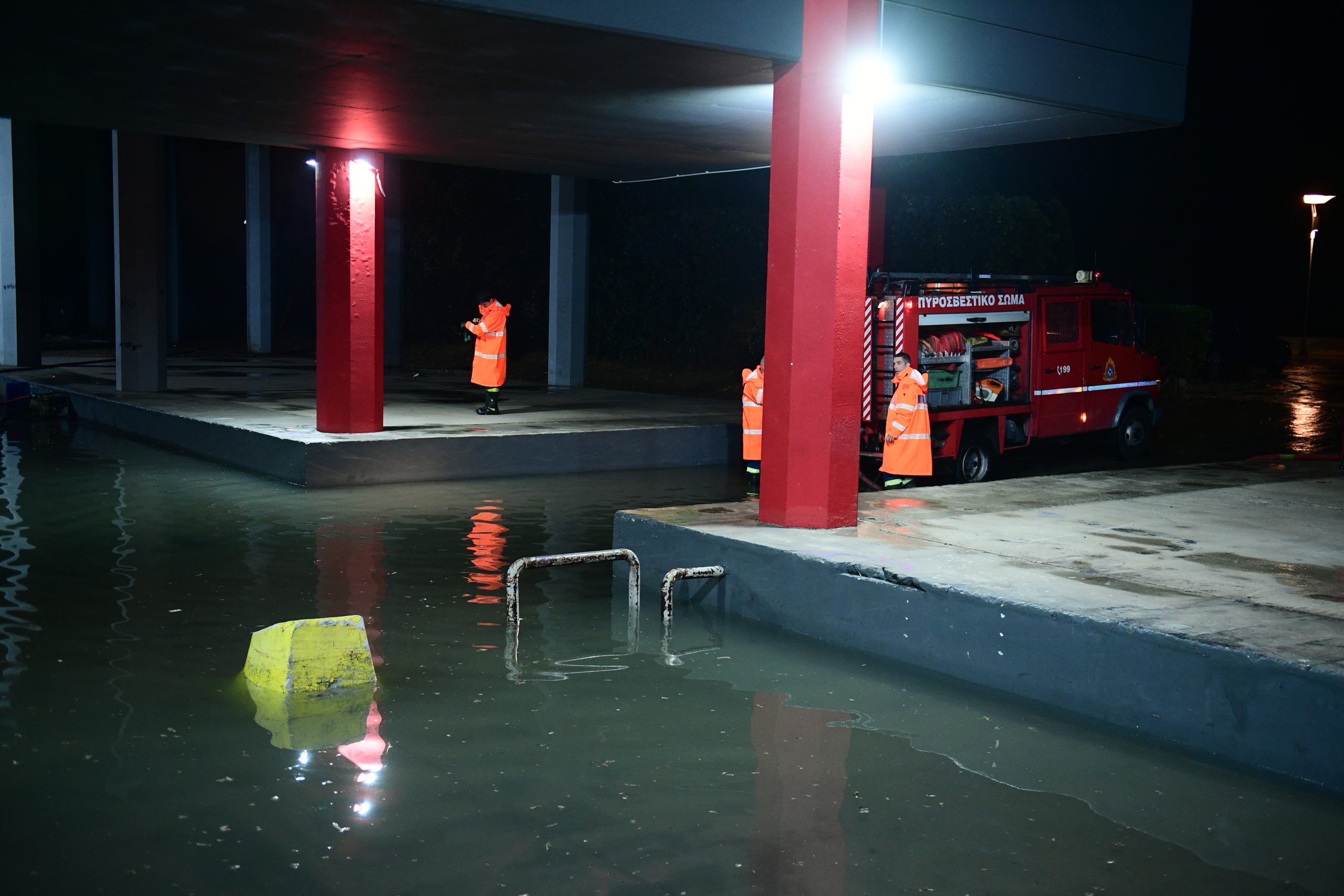 «Ο κακός μας ο καιρός»: Ποιος φταίει για τις εικόνες ντροπής στο ΣΕΦ