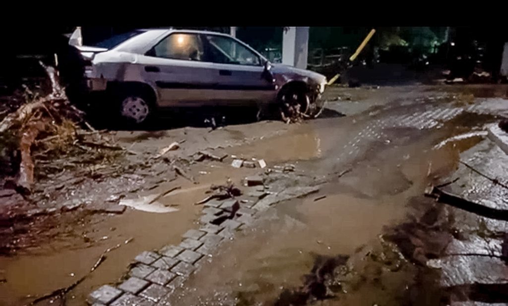 Κακοκαιρία Byron: Ποτάμι η Παλαιά Εθνική Αθηνών-Κορίνθου — Κινδύνευσαν από υπερχείλιση ποταμού στη Φοινικούντα