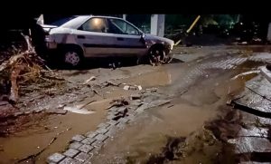 Κακοκαιρία Byron: Ποτάμι η Παλαιά Εθνική Αθηνών-Κορίνθου — Κινδύνευσαν από υπερχείλιση ποταμού στη Φοινικούντα