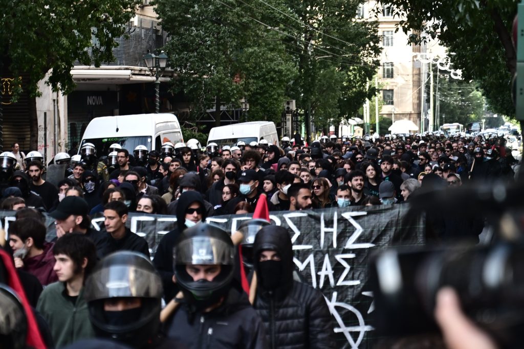 Αλέξανδρος Γρηγορόπουλος: Στο Σύνταγμα έφτασε η πορεία – Κλειστοί σταθμοί του Μετρό