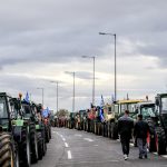 Παραλύουν δρόμοι και τελωνεία από τους αγρότες: Μπλόκα σε Μακεδονία, Θεσσαλία και Ήπειρο – Συζήτηση για αποκλεισμό του αεροδρομίου Ηρακλείου