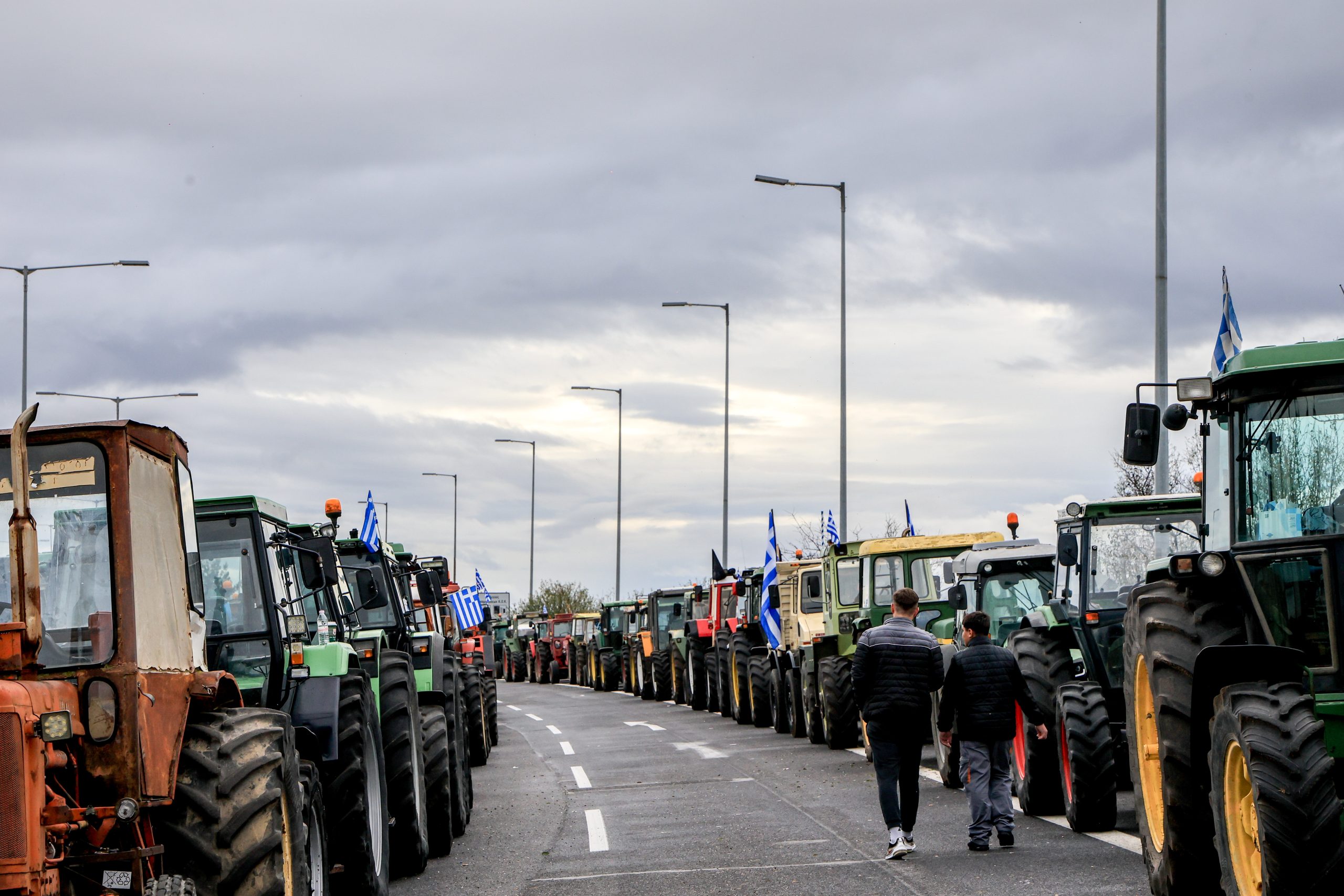Παραλύουν δρόμοι και τελωνεία από τους αγρότες: Μπλόκα σε Μακεδονία, Θεσσαλία και Ήπειρο - Συζήτηση για αποκλεισμό του αεροδρομίου Ηρακλεί class=