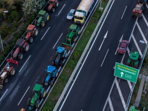Σκληραίνουν στάση οι αγρότες: Χιλιάδες τρακτέρ στους δρόμους, νέα μπλόκα σε Εθνικές Οδούς