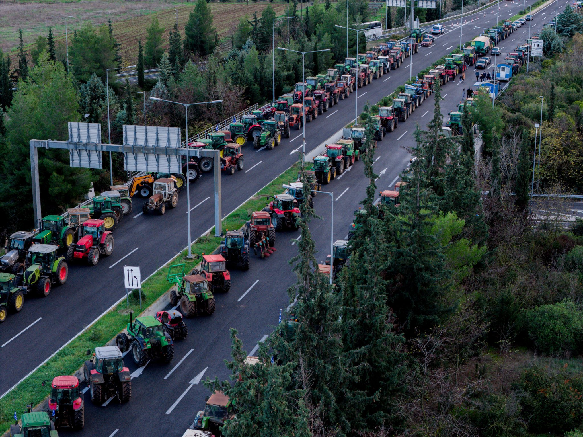 Διαμαρτυρία αγροτών σε αυτοκινητόδρομο