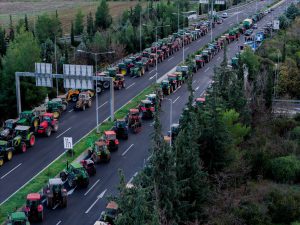 Σκληραίνουν στάση οι αγρότες: Χιλιάδες τρακτέρ στους δρόμους, νέα μπλόκα σε Εθνικές Οδούς