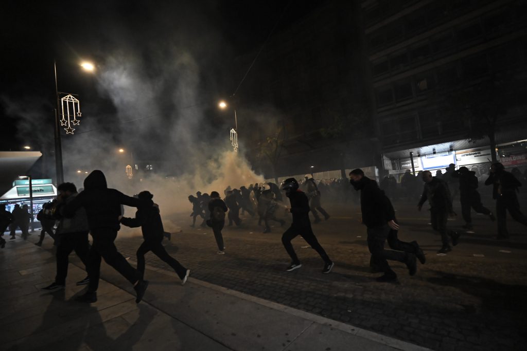 Πορεία μνήμης για τον Αλέξανδρο Γρηγορόπουλο: Ένταση με μολότοφ και χημικά στο κέντρο της Αθήνας