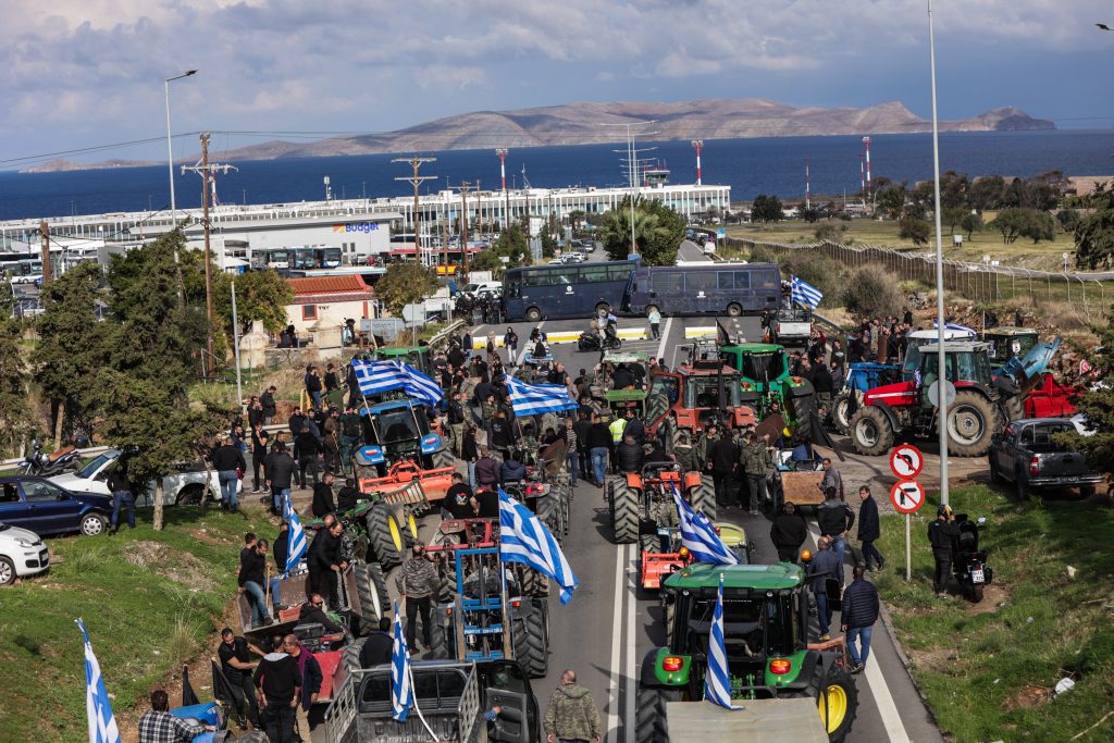Ένταση με αγρότες στο Ηράκλειο: Πετροπόλεμος και χημικά έξω από το αεροδρόμιο (video)