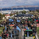 Αγρότες: Πετροπόλεμος και χημικά στο αεροδρόμιο Ηρακλείου – Σπάνε περιπολικά στα Χανιά (video)