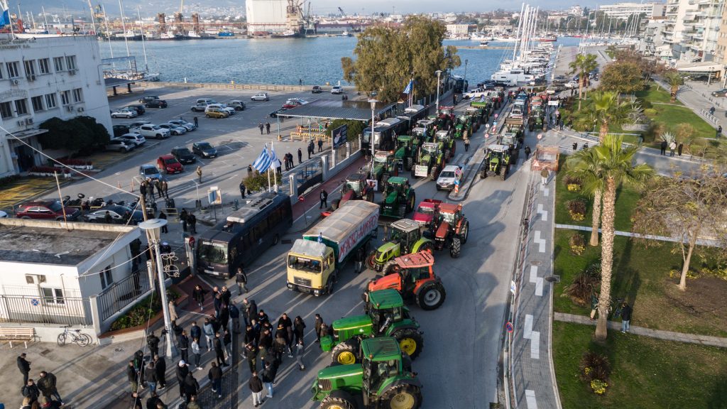 Αγρότες από όλη την Ελλάδα στον Βόλο – Θέλουν να μπλοκάρουν το λιμάνι (Live εικόνα)