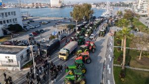 Αγρότες από όλη την Ελλάδα στον Βόλο – Θέλουν να μπλοκάρουν το λιμάνι (Live εικόνα)