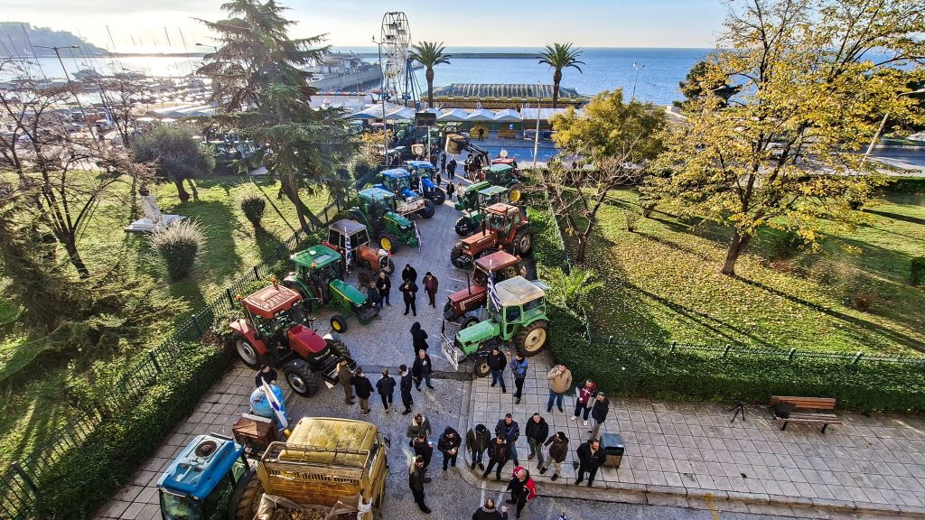Σκληραίνουν τη στάση τους οι αγρότες: Με τρακτέρ στο λιμάνι της Ηγουμενίτσας – Κλειστός ο μεθοριακός σταθμός του Προμαχώνα