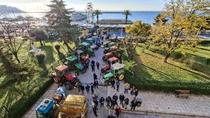 Σκληραίνουν τη στάση τους οι αγρότες: Με τρακτέρ στο λιμάνι της Ηγουμενίτσας – Πού υπάρχουν μπλόκα