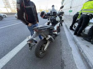 Σύλληψη του μοτοσικλετιστή που τραυμάτισε αστυνομικό στην Αττική Οδό