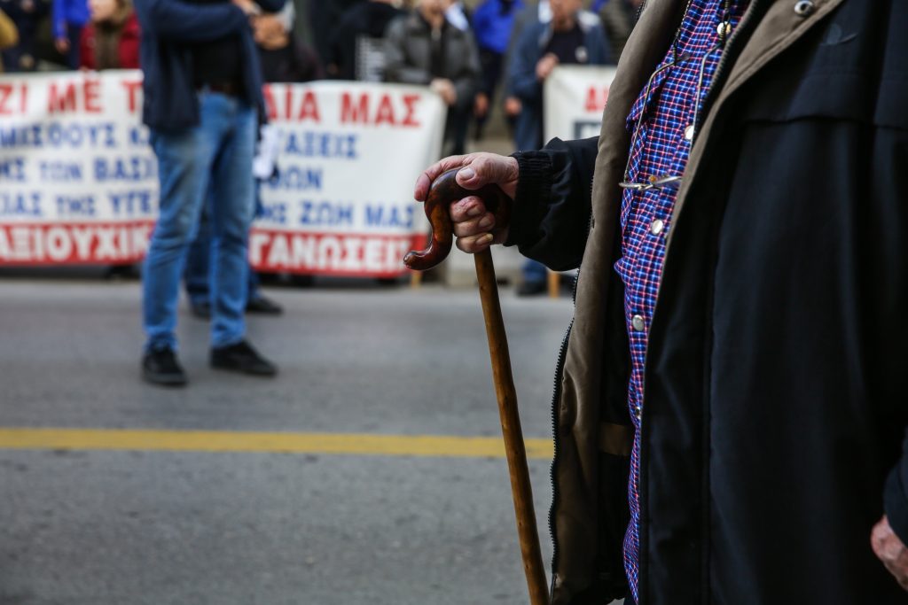 Στους δρόμους οι συνταξιούχοι – Πορεία διαμαρτυρίας προς το υπουργείο Εργασίας