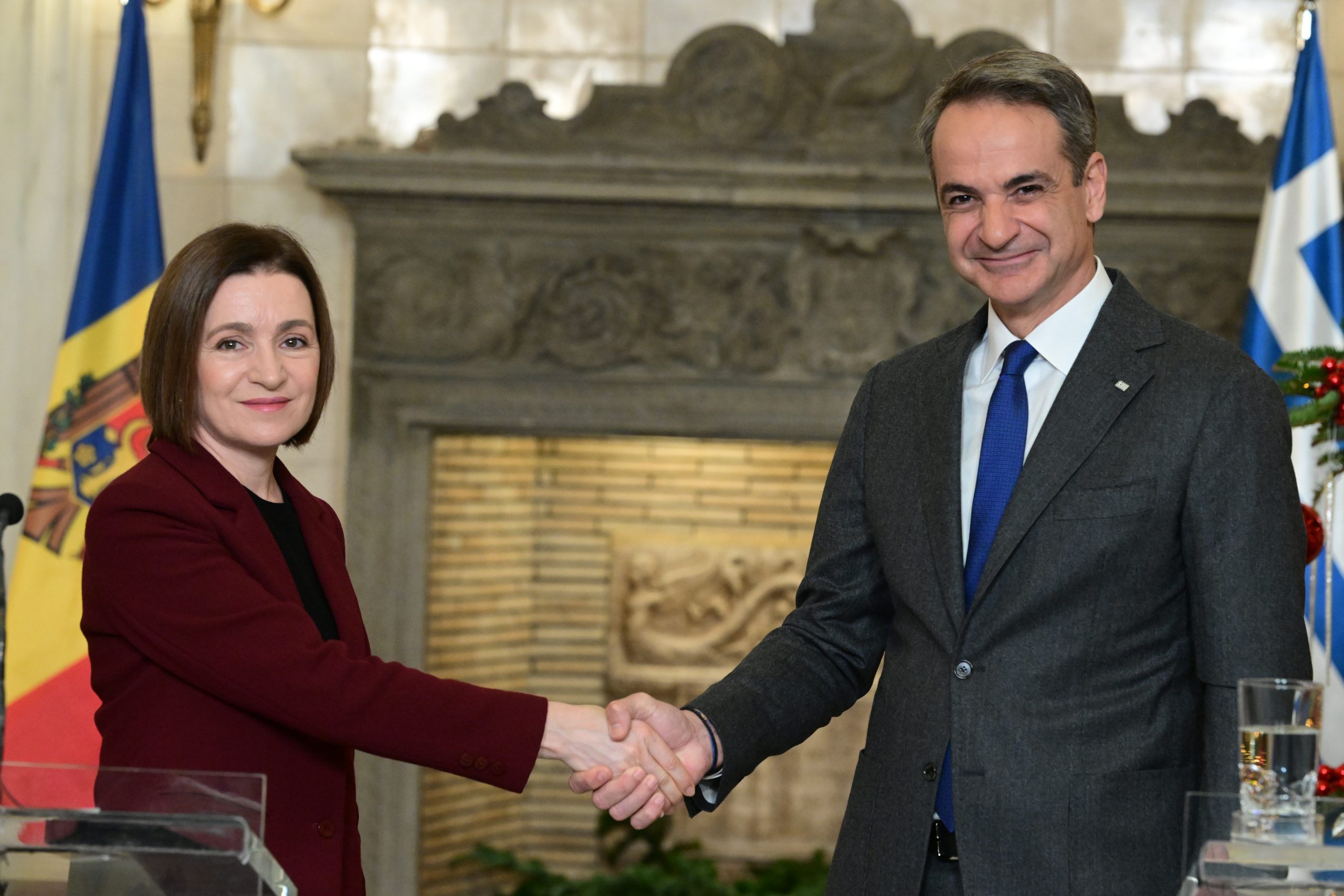 &Mu;&eta;&tau;&sigma;&omicron;&tau;ά&kappa;&eta;&sigmaf;: &Sigma;&tau;&rho;&alpha;&tau;&eta;&gamma;&iota;&kappa;ή &pi;&rho;&omicron;&tau;&epsilon;&rho;&alpha;&iota;ό&tau;&eta;&tau;&alpha; &gamma;&iota;&alpha; &tau;&eta;&nu; &Epsilon;&lambda;&lambda;ά&delta;&alpha; &eta; έ&nu;&tau;&alpha;&xi;&eta; &tau;&eta;&sigmaf; &Mu;&omicron;&lambda;&delta;&alpha;&beta;ί&alpha;&sigmaf; &sigma;&tau;&eta;&nu; &Epsilon;&Epsilon;