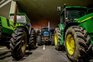 Αγρότες με κονβόι τρακτέρ κατευθύνονται από τον κόμβο θουρίας στην Καλαμάτα