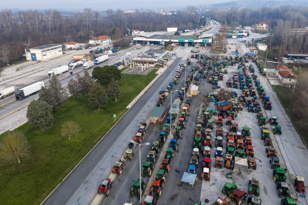 Σφίγγει ο κλοιός των αγροτικών κινητοποιήσεων – Το πρόγραμμα των μπλόκων για τις ημέρες των γιορτών