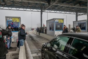 Ανοίγουν τα διόδια και ετοιμάζονται για Χριστούγεννα στα μπλόκα οι αγρότες