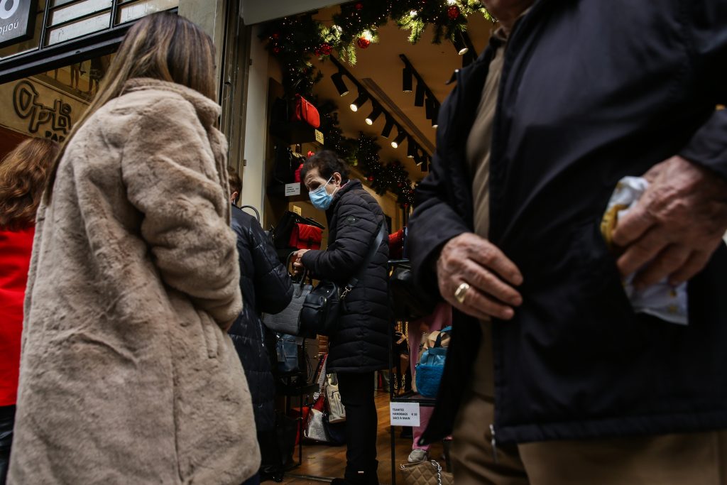 Κοσμοσυρροή στα καταστήματα για τα τελευταία ψώνια του 2025 – Το ωράριο λειτουργίας