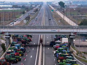 Στα μπλόκα και τις γιορτές αγρότες και κτηνοτρόφοι – Άνοιξαν επιπλέον λωρίδες για τους εκδρομείς