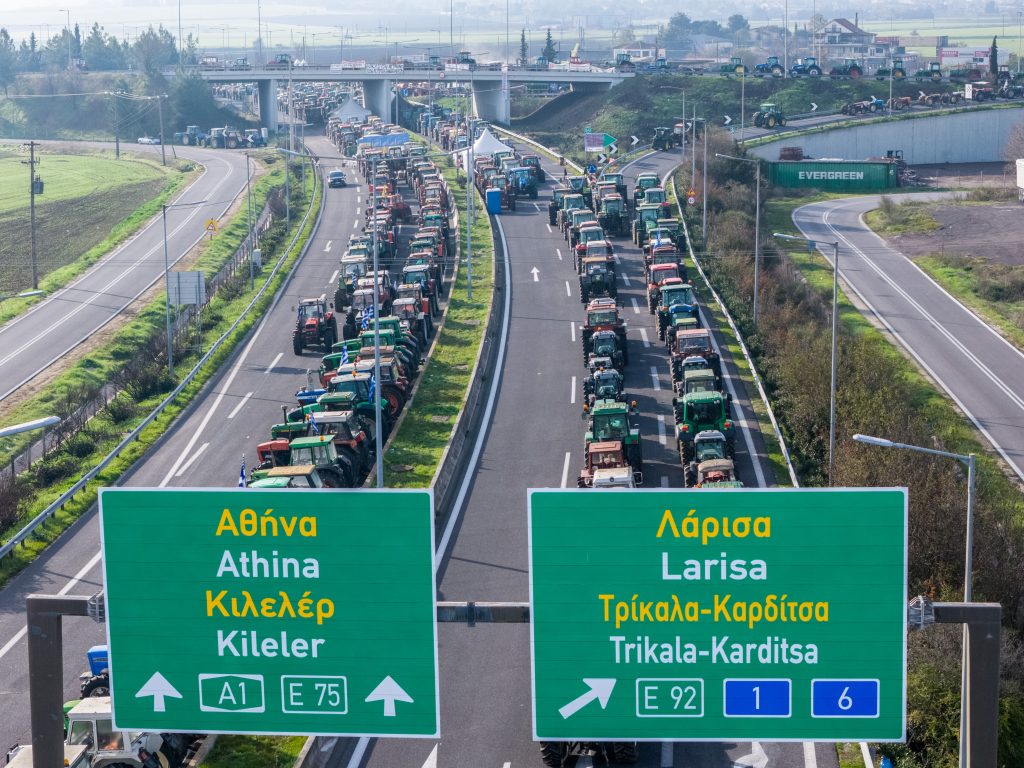 «Οδύσσεια» για τους εκδρομείς: Δίνουν λωρίδες κυκλοφορίας οι αγρότες – Ενστάσεις της ΕΛΑΣ για θέματα ασφαλείας