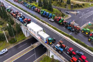 «Γολγοθάς» η χριστουγεννιάτικη έξοδος: Ουρές χιλιομέτρων στο Σχηματάρι – Στις 5 ώρες από Αθήνα για Λαμία