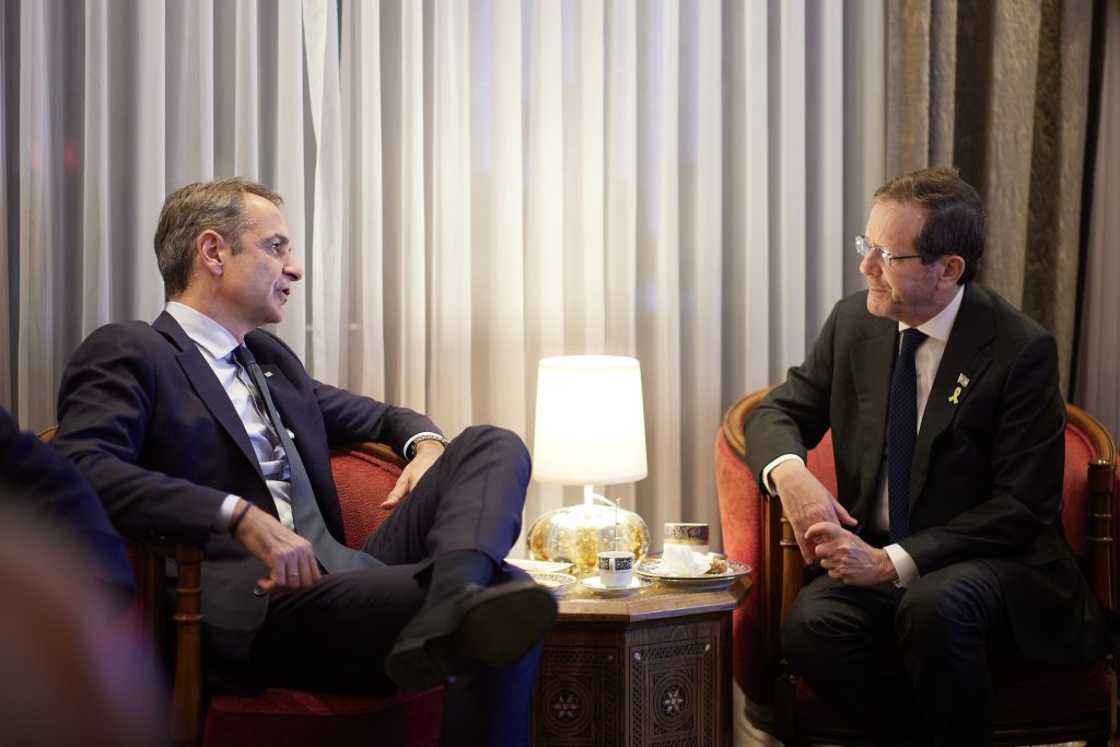 Μητσοτάκης και Χέρτζογκ επισκέφθηκαν την οικογένεια του Ιωνά Καρούση