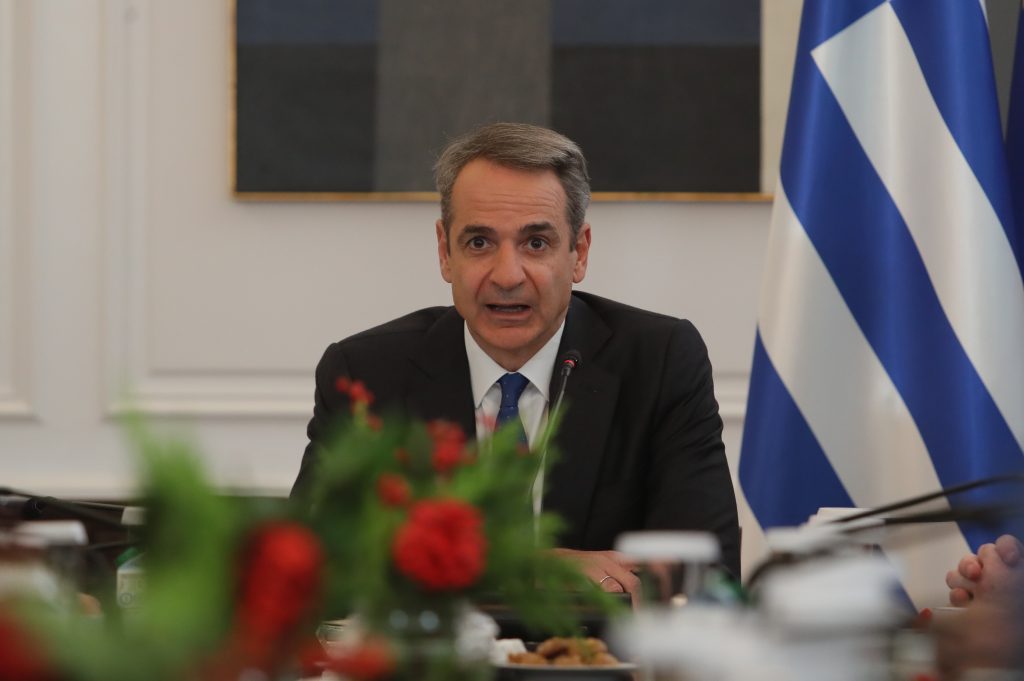 Μητσοτάκης: «Από που να ξεκινήσω;» – Τα βιβλία που ξεχώρισε για να διαβάσει τις γιορτές