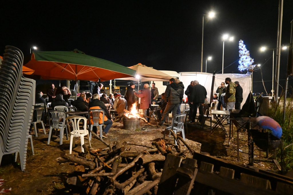 Αγρότες: «Συνεχίζουμε τον αγώνα» – Με ζεστή σούπα και Ξυλούρη το μπλόκο της Καρδίτσας